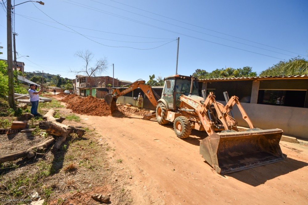 Prefeitura inicia obras de pavimentação em ruas do distrito de Baguari