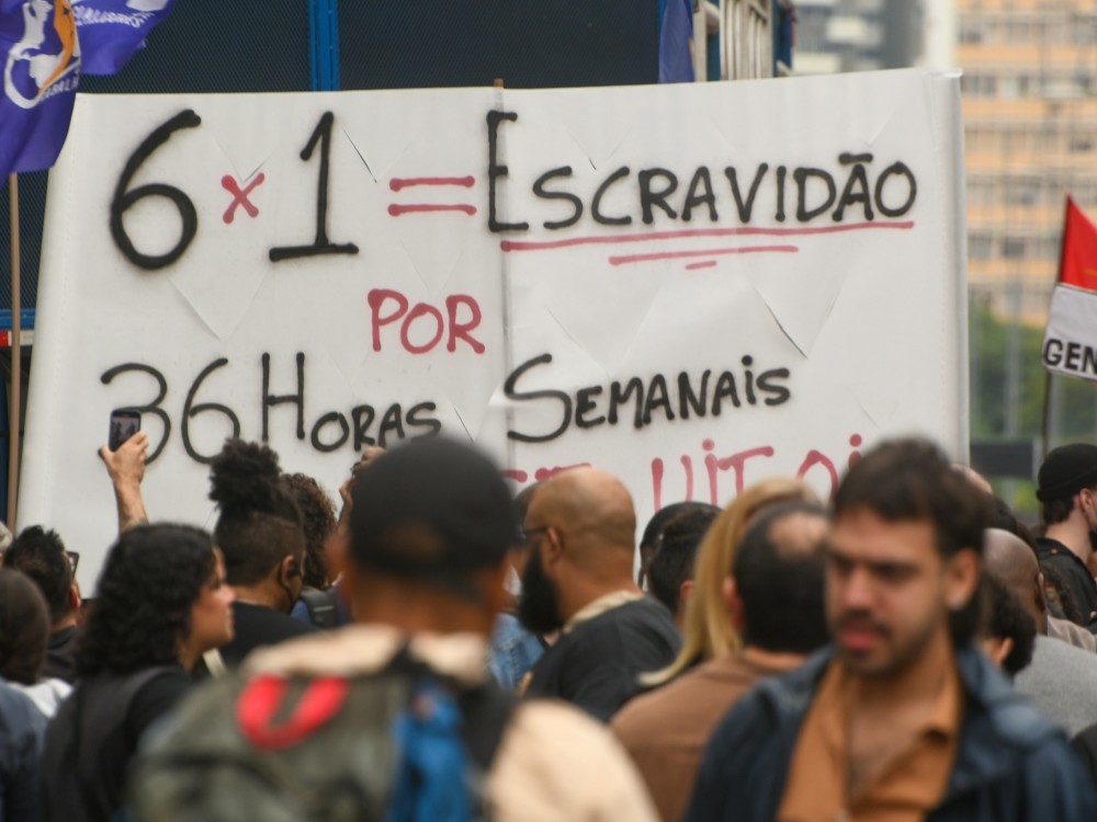 Manifestantes vão às ruas pelo fim da escala de trabalho 6x1