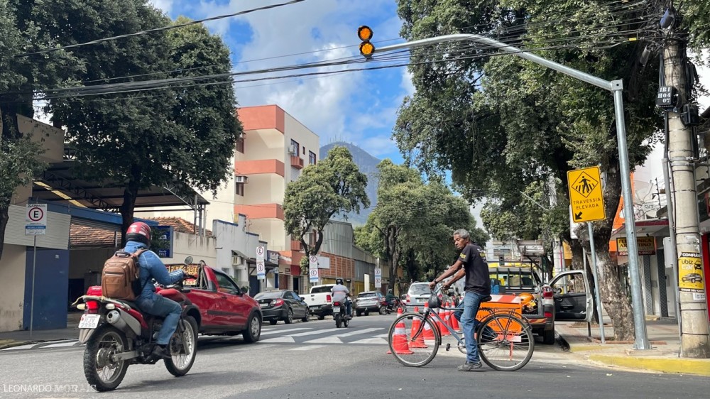 Semáforo de alerta é instalado entre as ruas Benjamin Constant e Caio Martins