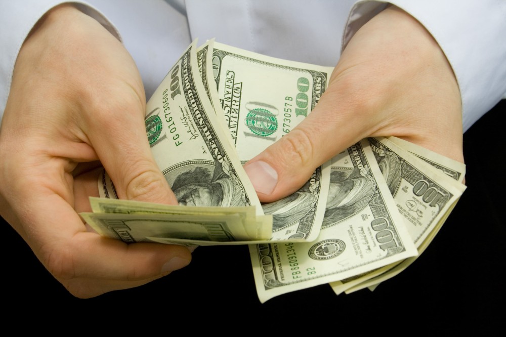 Dólar fecha no maior valor em duas semanas com queda no petróleo
