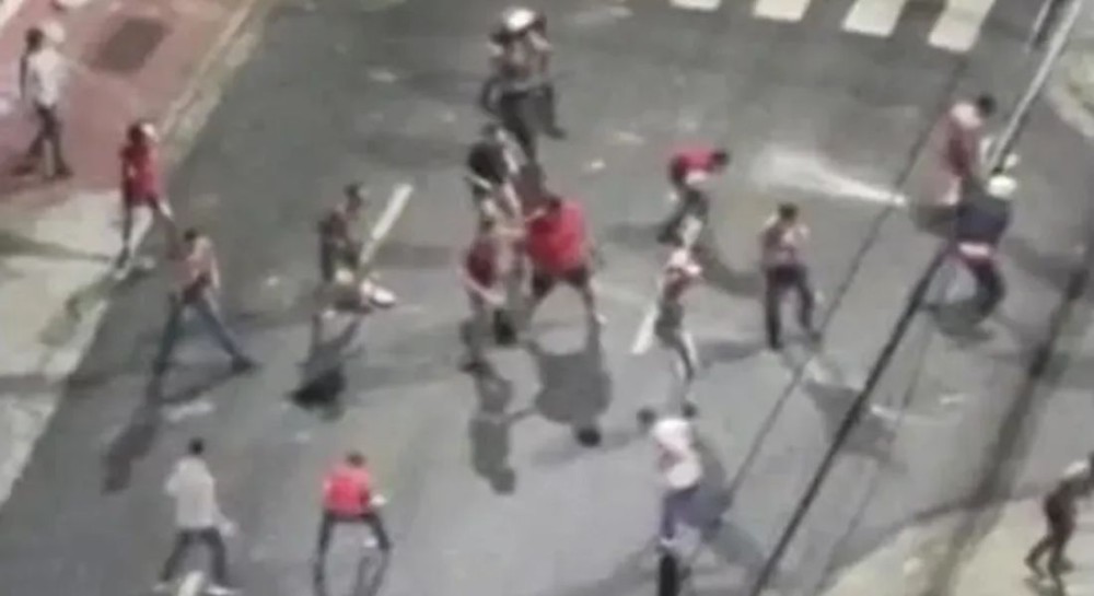 Confronto entre torcidas no Recife deixa feridos e destruição nas ruas