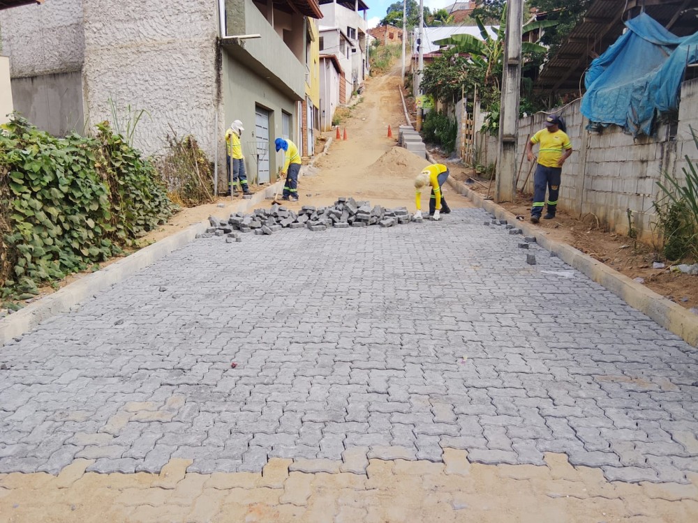Prefeitura trabalha no calçamento de três ruas em Santo Antônio do Pontal