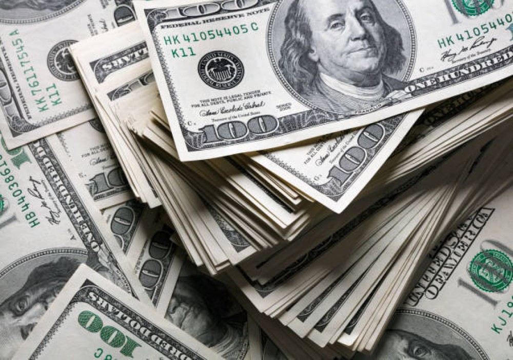 Dólar recua, bolsa cai e petróleo dispara com tensão no Oriente Médio