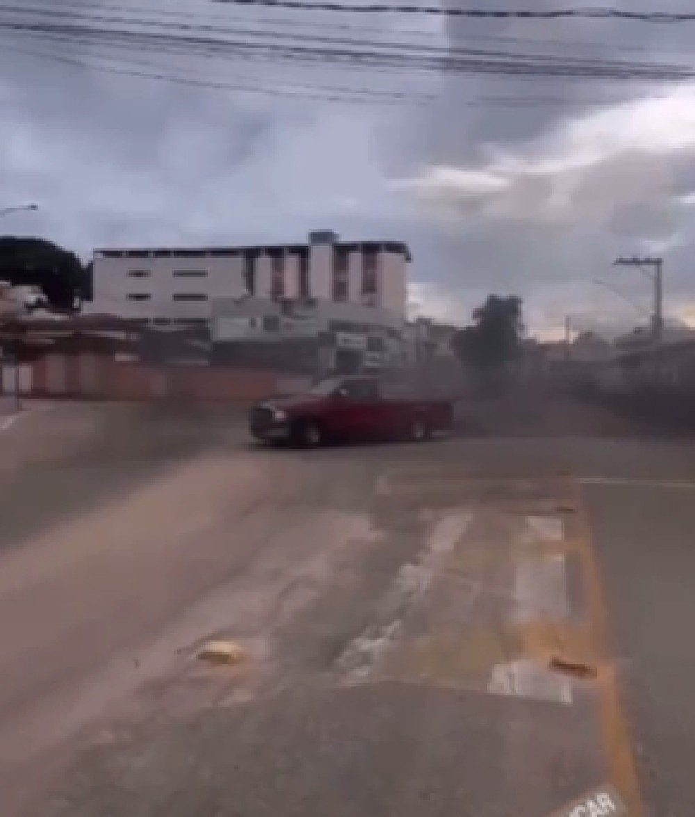 PM apreende caminhonete usada para manobras perigosas pelas ruas de Guanhães