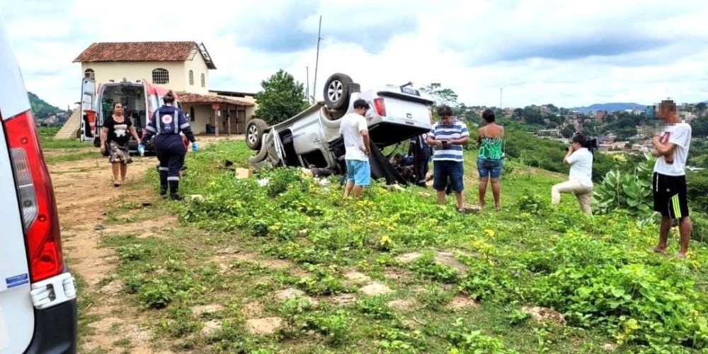 Idoso morre após carro capotar na estrada que dá acesso ao Pico do Ibituruna