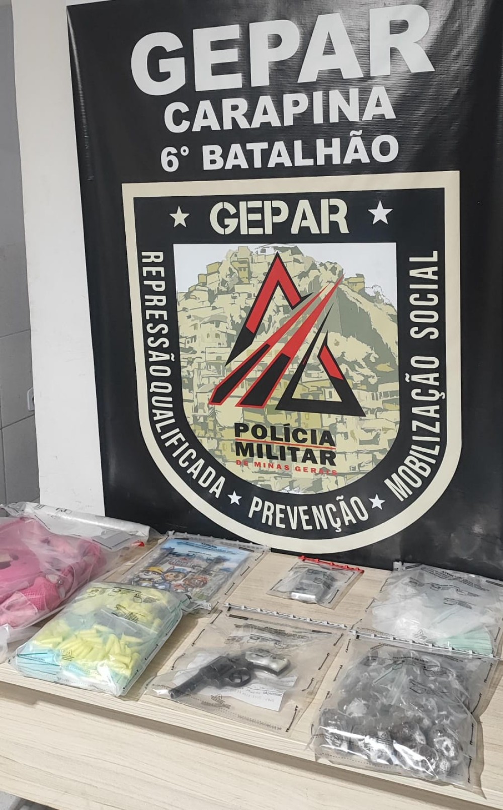 PM apreende cocaína, maconha, arma de fogo e prende suspeito em Valadares