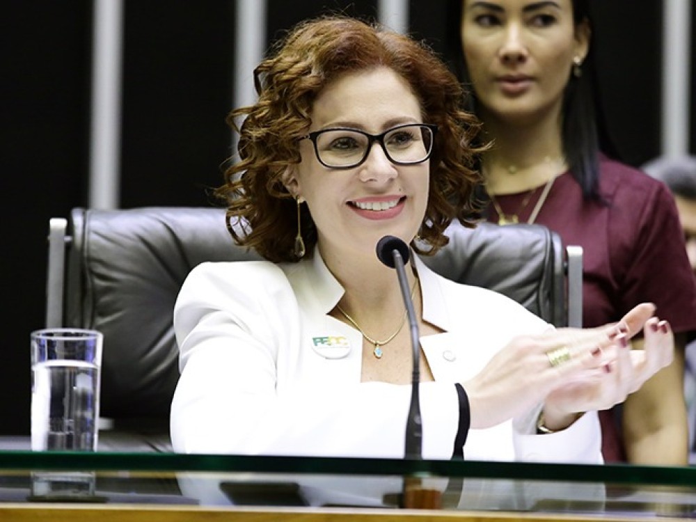 Justiça manda prender jornalista perseguido por Carla Zambelli